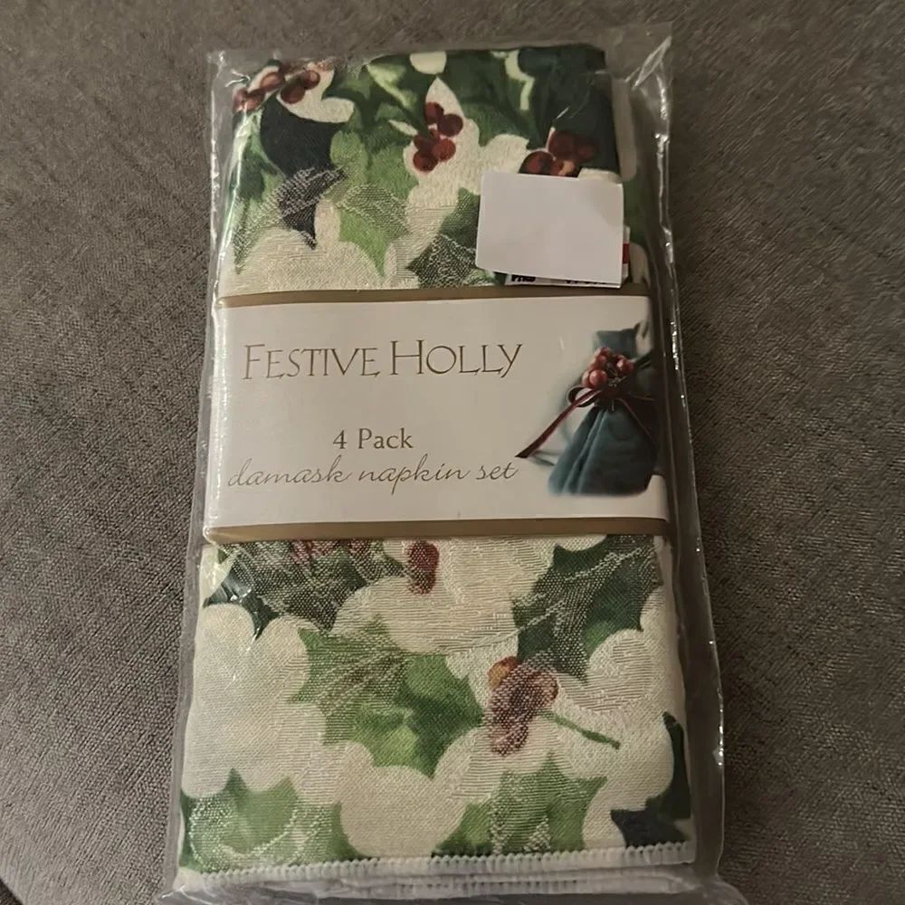 Festive Holly 4 Pack Damask Napkins Set!